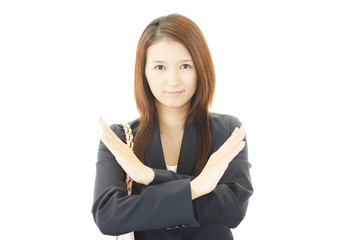 禁止の意思表示をする女性