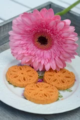 Foto auf Acrylglas Leckere Kekse auf einer Untertasse © trinetuzun