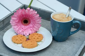 Foto op Aluminium Koffie met koekjes met roze gerbera © trinetuzun