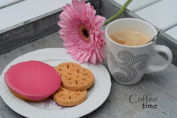 Foto auf Leinwand Koffie met koekjes met roze gerbera © trinetuzun
