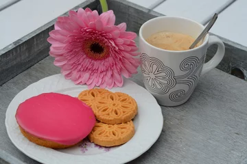 Tapeten Kaffee mit Keksen mit rosa Gerbera © trinetuzun