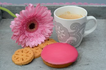 Rollo Kaffee mit Keksen mit rosa Gerbera © trinetuzun