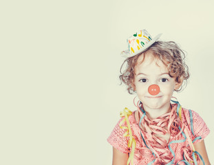Bambina con naso da clown