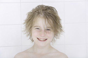Junge (12-13 Jahre) lächelnd nach , das Bad