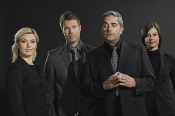 Männer und Frauen vor schwarzem Hintergrund