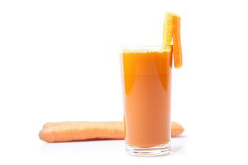 Karottensaft-Smoothie mit frischen Karotten, weißer Hintergrund