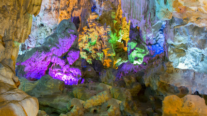Fototapeta na wymiar Dong Thien Cung Cave in Halong.