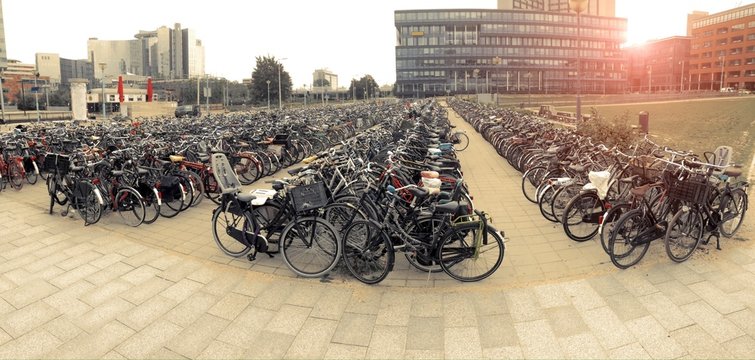 Biciclette al parcheggio in Amsterdam