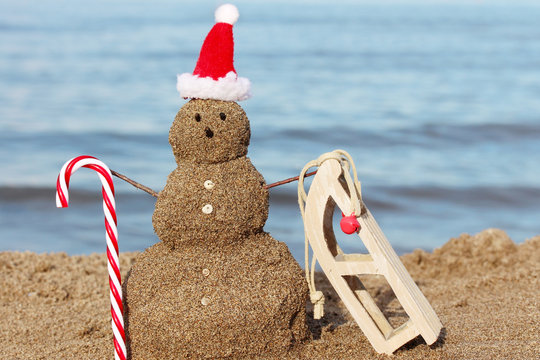 "Sandmann" mit Zuckerstange und Schlitten