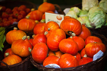 Fototapeta na wymiar Orange pumpkins in a market