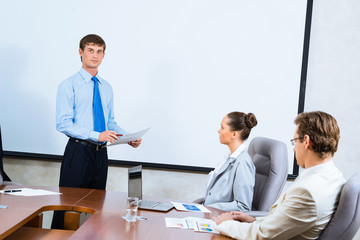 Obraz premium businessman talking to colleagues