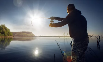 Kussenhoes man vissen op een meer © vitaliy_melnik