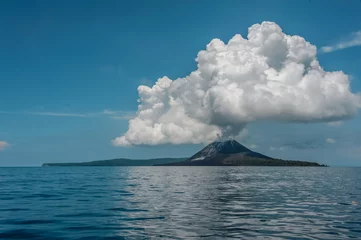 Wandcirkels aluminium Toneelmening van Anak Krakatau-vulkaan met cloud © greenycath