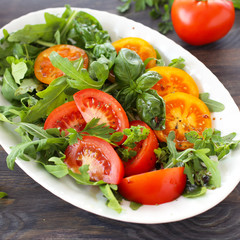 Rucola mit Tomaten mit Basikum