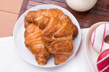 Prima colazione con donuts, brioches e  latte