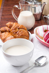 Prima colazione con donuts, brioches e tazza di  latte