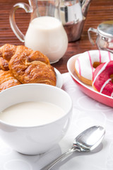 Prima colazione con donuts, brioches e tazza di  latte