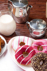 Prima colazione con donuts, brioches e  latte