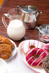 Prima colazione con donuts, brioches e  latte
