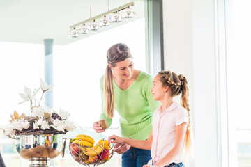 Familie isst frisches Obst für gesunde Ernährung 