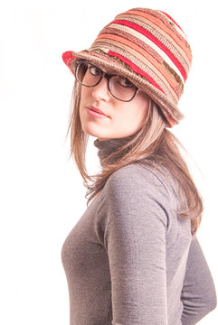 Donna con occhiali e cappello