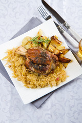 stinco di maiale con patate arrosto e crauti