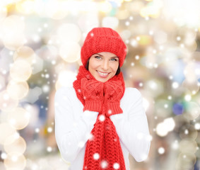 Fototapeta na wymiar smiling young woman in winter clothes