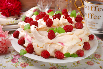 pavlova cake with raspberries