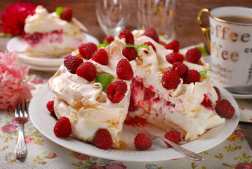 pavlova cake with raspberries