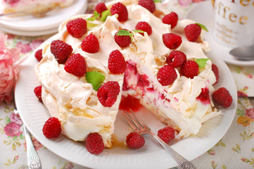 pavlova cake with raspberries