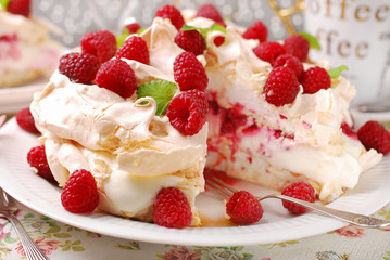 pavlova cake with raspberries