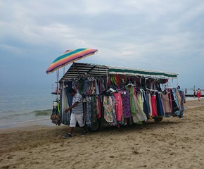 Strandverkäufer zieht mobiles Geschäft