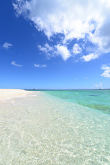 美しい沖縄のビーチと夏空