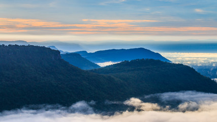 Obraz na płótnie Canvas The mountain at Pha Mo I Daeng Cliff and the mist in the morning