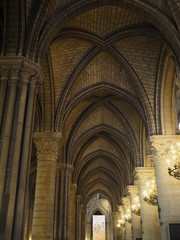 Interior de la Catedral de Notre Dame en París