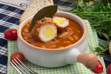 Fagioli all'uccelletto con involtino di carne