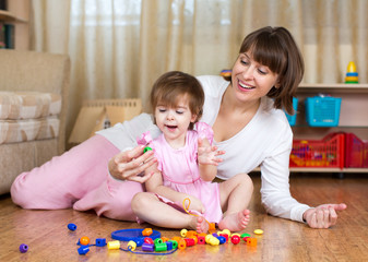 Obraz na płótnie Canvas happy mother and kid play home