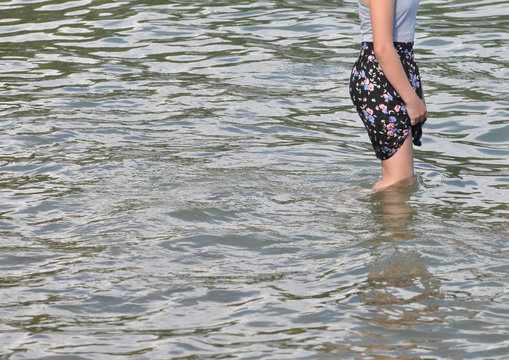 Erfrischung im Wasser mit gerafftem Rock