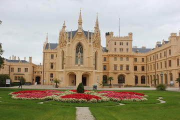 Fototapeta premium Die Front des berühmten Schlosses Lednice in Tschechien