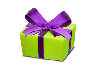 Geschenk mit großer Schleife vor weißem Hintergrund