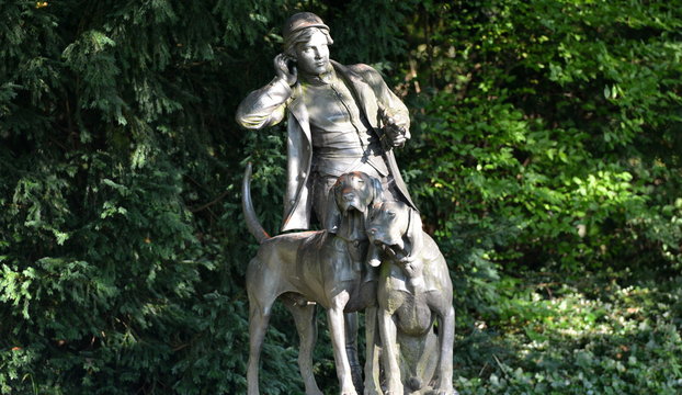 jardin public...sculpture d'un chasseur et de ses chiens