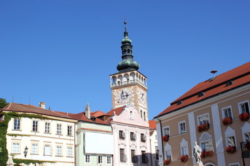 Obraz premium Der Stadtplatz von Mikulov mit historischen Häusern und Kirche