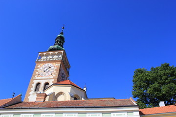 Blick auf den Kirchturm der Wenzel-Kirche in Mikulov