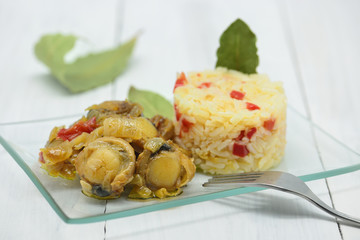 small scallops cooked with white rice and bay leaves