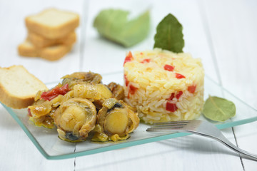 small scallops cooked with white rice and bay leaves