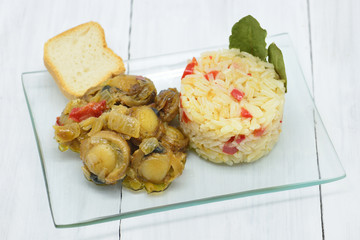 small scallops cooked with white rice and bay leaves