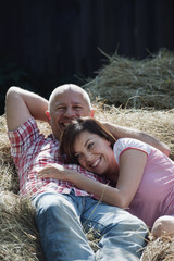 Deutschland,Bayern,Paar auf Heuhaufen