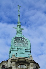 зелёная башенка на крыше дома