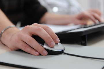 Main d'homme sur clavier et souris