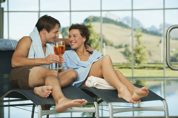 Italien,Südtirol,Paar genießt Drink im Hotel Urthaler